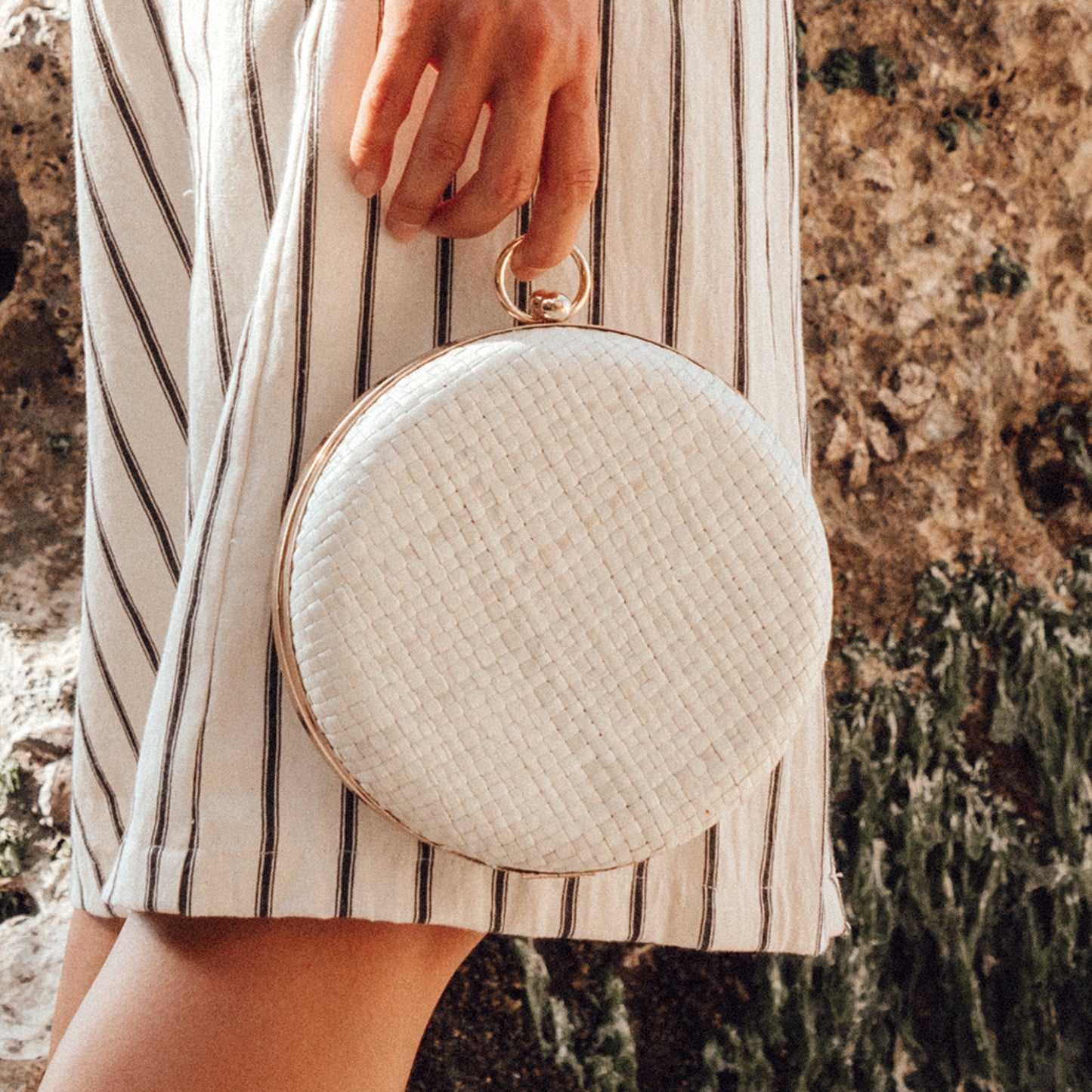 LUNE Woven Pandan Circle Clutch, Blanc