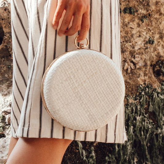 LUNE Woven Pandan Circle Clutch, Blanc